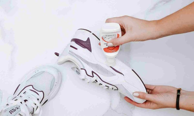 White Sports Shoes Clean: गंदे व्हाइट स्पोर्ट्स शूज से ना हो परेशान, इन आसन टिप्स से करें साफ