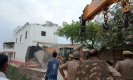 fatehpur news: अतीक के करीबी के यहां चला बुलडोजर, करोड़ों की हवेली को किया जमींदोज