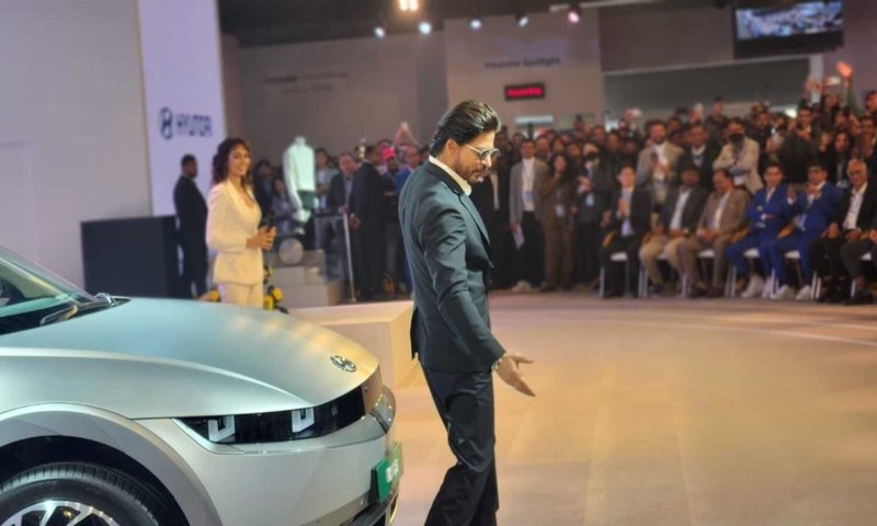 Auto Expo 2023 में शाहरुख खान ने गाया DDLJ का गाना, सिग्नेचर पोज से लूट ली महफिल