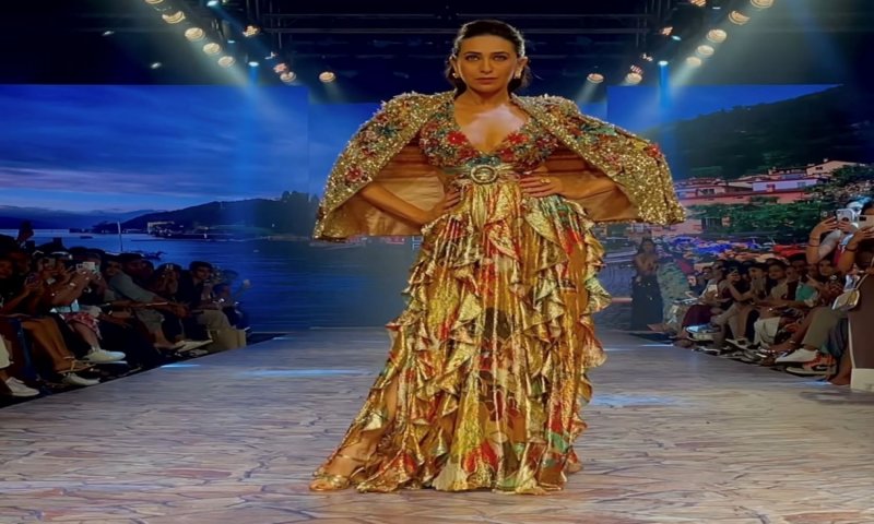 Lakme Fashion Week: रैम्प वॉक पर करिश्मा कपूर ने दिखाया अपना जानलेवा अंदाज
