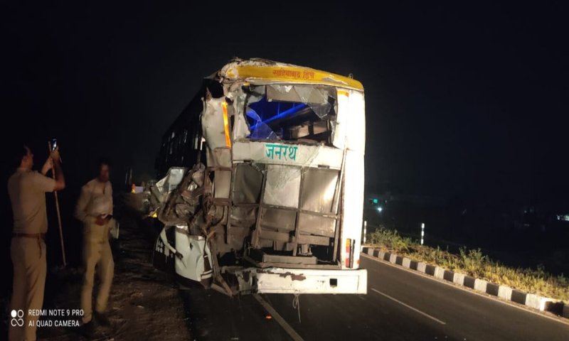 Aligarh News: खड़ी रोडवेज बस को ट्रक ने पीछे से मारी जोरदार टक्कर, बच्चों समेत दर्जनों यात्री घायल, 7 की हालत गंभीर