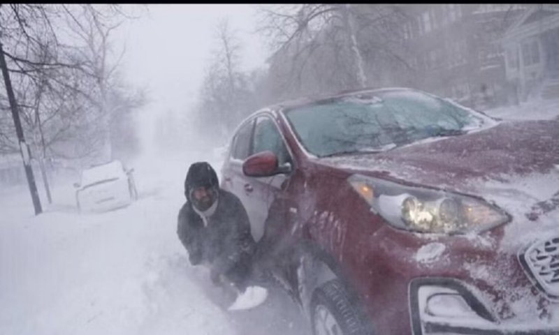 US Snow Storm: अमेरिका में बर्फीले तूफान का कहर, 13 लोगों की मौत, हजारों घरों की गुल हुई बिजली