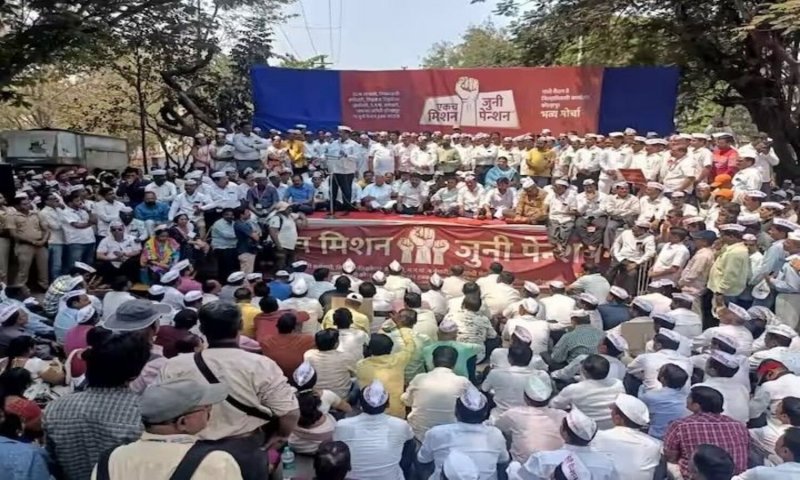 महाराष्ट्र में गरमाया OPS का मुद्दा, सरकारी कर्मचारियों की बेमियादी हड़ताल, शिंदे सरकार की मुसीबतें बढ़ीं