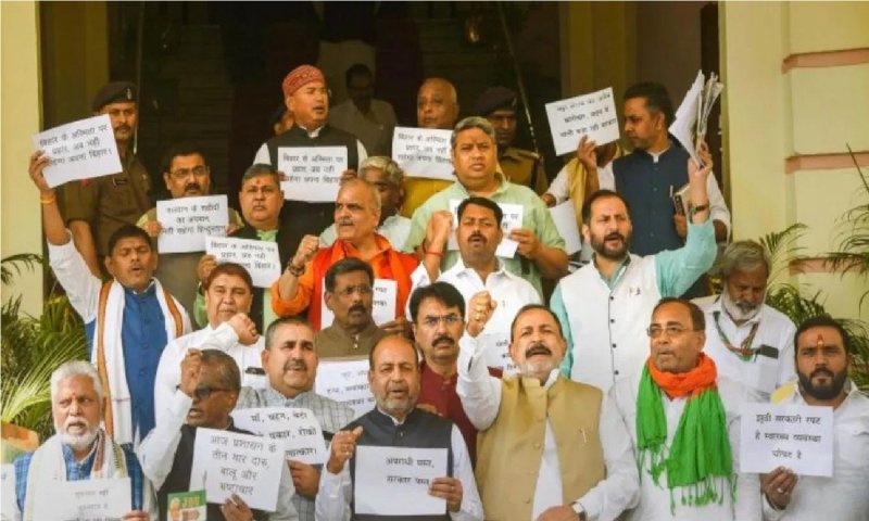 Bihar vidhansabha: सदन में जोरदार हंगामा, बीजेपी विधायक ने तोड़ा माइक, तेजस्वी से इस्तीफे की मांग