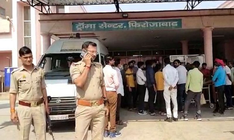 Agra Lucknow Expressway: आगरा-लखनऊ एक्सप्रेस-वे पर भीषण सड़क हादसा, तेज रफ्तार कार ने यात्रियों को रौंदा, पांच की मौत