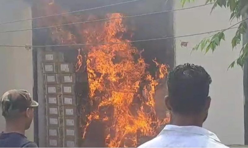 Sitapur news: दो दुकानों में अचानक लगी आग, लाखों का हुआ नुकसान