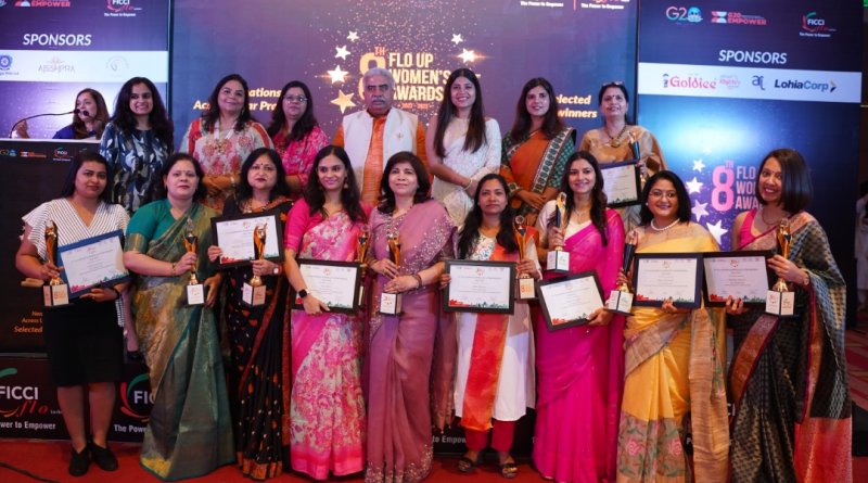 Lucknow News: फ्लो यूपी विमेंस अवार्ड से सम्मानित हुई विभिन्न क्षेत्र की 12 महिलाएं