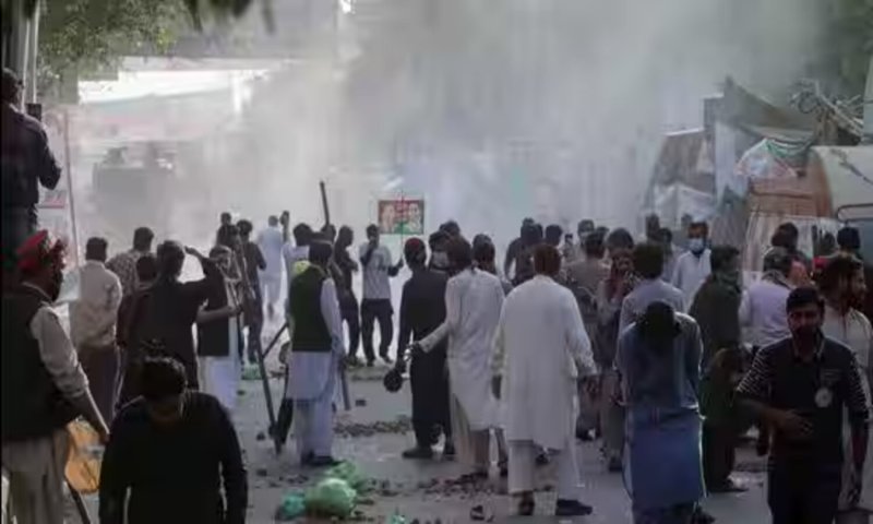 Imran Khan: इमरान खान की गिरफ्तारी के लिए जूझ रही पुलिस, पूर्व पाक पीएम के समर्थन में हिंसक प्रदर्शन जारी
