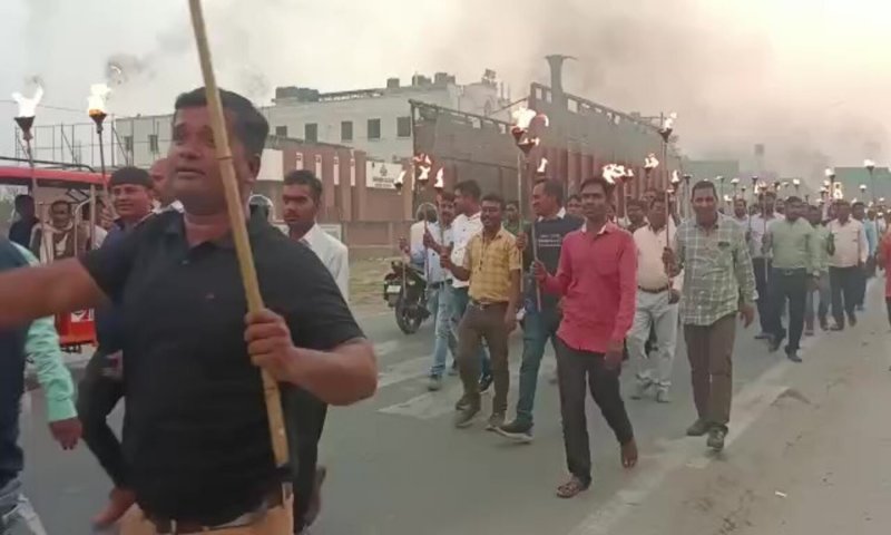 UP Electricity Workers Strike : मशाल लेकर सड़क पर उतरे बिजलीकर्मी, समझौते को लागू करने की मांग