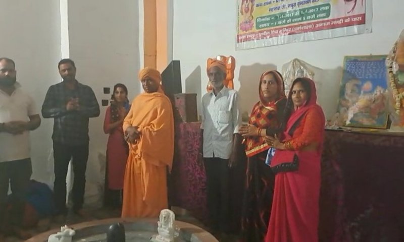 Aligarh News: आस्था या अंधविश्वास? शिवलिंग में दिखाई दी भगवान शिव की आकृति, भक्तों का उमड़ा सैलाब