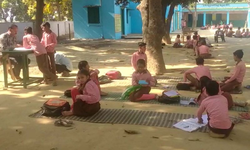 Lakhimpur kheri News: शिक्षामित्र के सहारे चलता मिला विद्यालय, टीचर्स के आने का टाइम नहीं