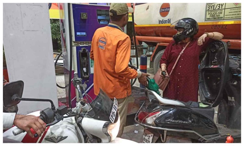 UP Petrol Diesel Rate Today: लखनऊ से लेकर वाराणसी तक बढ़े पेट्रोल डीजल के दाम, टंकी पर जाने से पहले फटाफट चेक करें रेट्स