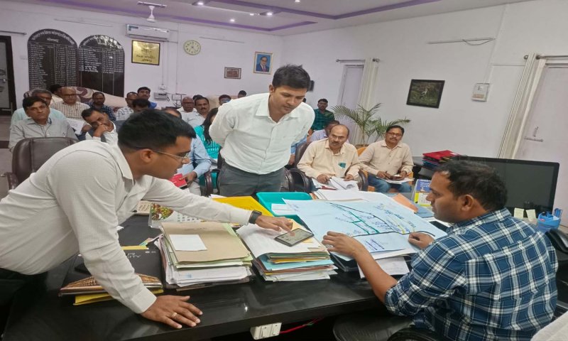 Sonbhadra News: पीएम के ड्रीम प्रोजेक्ट स्वच्छ भारत मिशन को लेकर हो रही लापरवाही, डीएम ने लगाई फटकार
