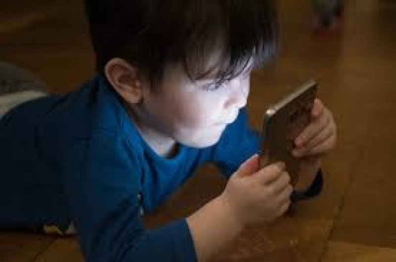 Mobile phones for kids: सावधान! मोबाइल फोन आपके बच्चों का कर सकता है भविष्य खराब, इस तरह रखें गैजेट्स से दूर, पढ़ने में लगेगा मन