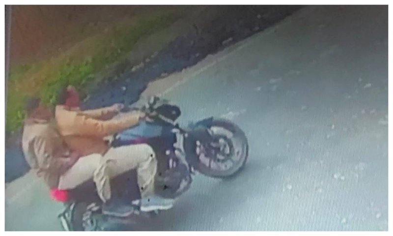 Hardoi News: ‘खाकी’ धारियों ने लूटी चेन, बाइक से हुए फुर्र