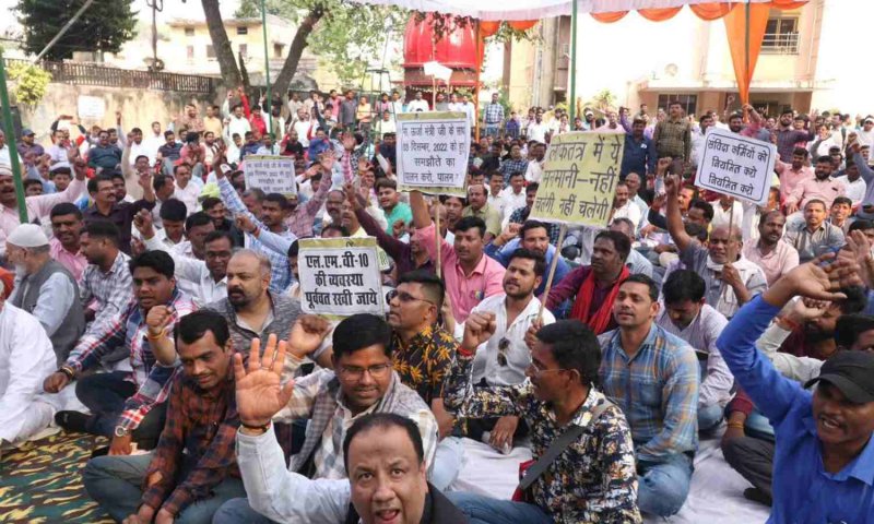 UP Electricity Workers Strike: विद्युत आपूर्ति ठप न हो जिलों में कलेक्टर और एसपी ने संभाली कमान, हो रही कड़ी निगरानी