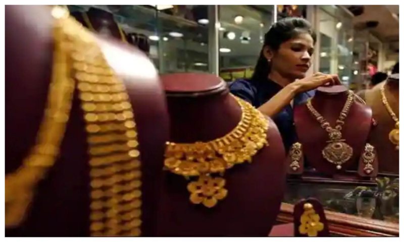 UP Gold Silver Price Today: सोना चांदी खरीदारों के लिए खुशखबरी, सोना 500 रुपये टूटा, जानें 10 ग्राम के भाव
