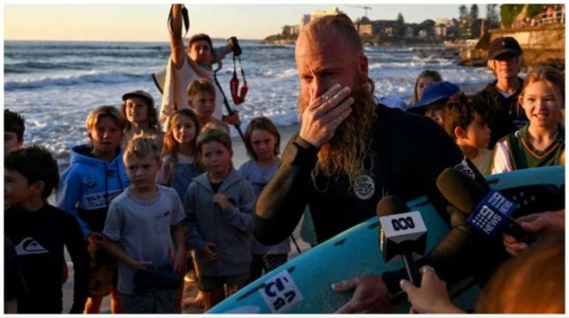 World Record in Surfing: समुद्र की लहरों पर 40 घण्टे सर्फिंग कर बनाया वर्ल्ड रिकॉर्ड