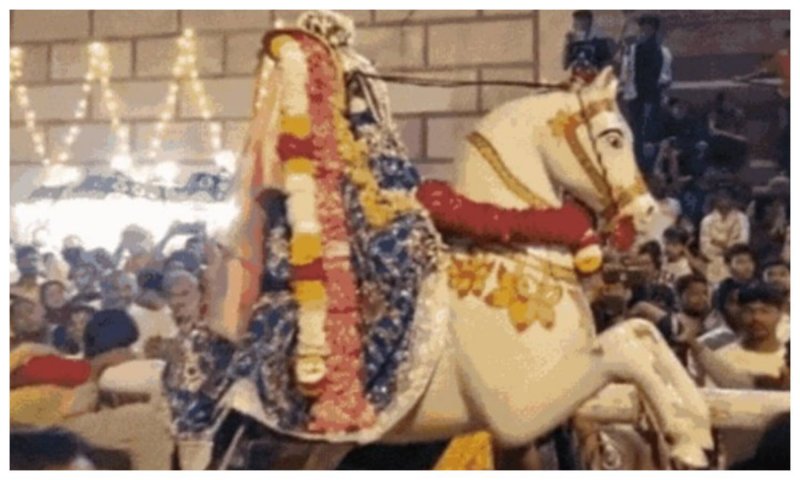 Mathura News: सोने से बने घोड़े पर विराजमान हुए भगवान रंगनाथ, सवारी के मंदिर लौटने पर प्रभु को भीलों ने लूटा