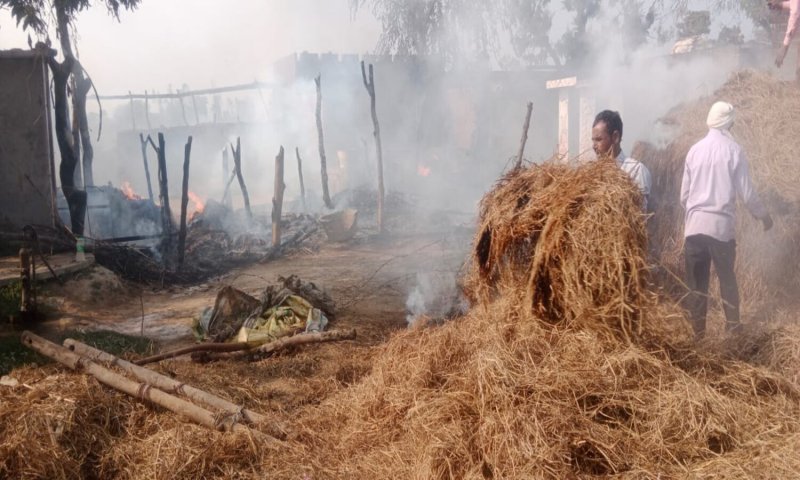 Lakhimpur Kheri: अज्ञात कारणों से लगी आग, 5 घर जलकर राख