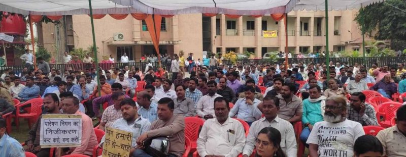 UP Electricity Workers Strike: हड़ताली कर्मियों पर कार्रवाई के बाद संघर्ष समिति का ऐलान-...तो होगा जेल भरो आंदोलन