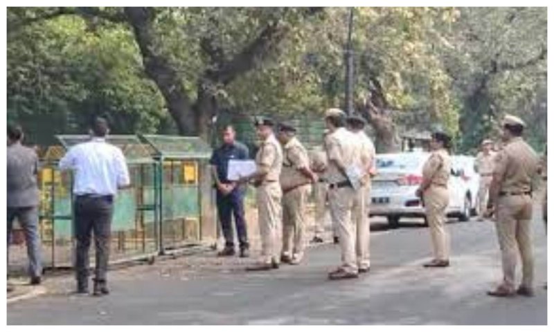 Rahul Gandhi: राहुल के आवास पर पुलिस पहुंचने से बिलख पड़ी कांग्रेस, बोले- कैसे हुई हिम्मत! याद आया इंदिरा का जमाना