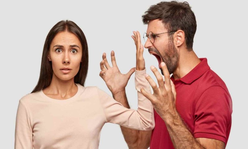 Toxic Relationship: कहीं आप भी तो नहीं जी रहे एक टॉक्सिक रिलेशनशिप, जानिए ये शुरूआती संकेत