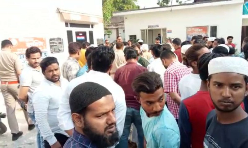 Aligarh news: कब्रिस्तान की दीवार को लेकर तनाव, भाजपाइयों ने बंद कराई दुकानें