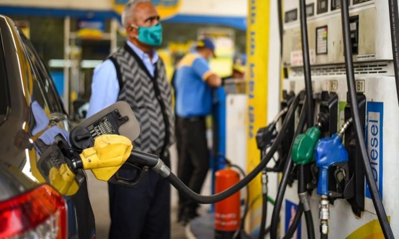 UP Petrol Diesel Rate Today : पेट्रोल डीजल की कीमतों में आज क्या है नया अपडेट, जानें कहां महंगा हुआ तेल?