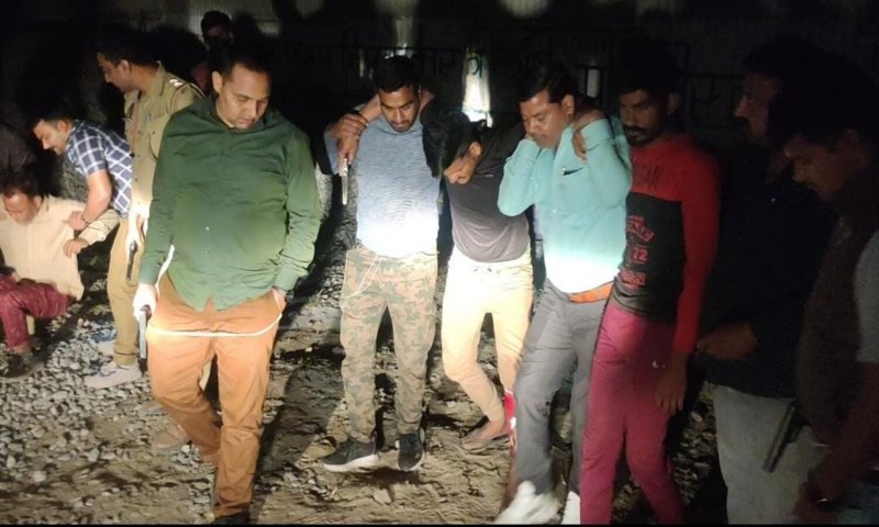 Jalaun News: हाईवे पर लूट की योजना बनाते समय पुलिस की बदमाशों से मुठभेड़, 2 के पैर में लगी गोली