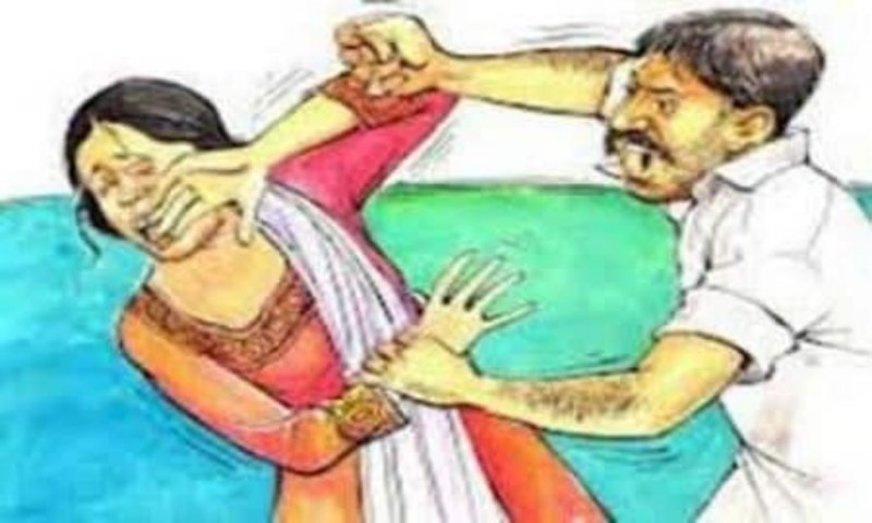 Auraiya News: दुकान में घुसकर दबंगई, महिला को पीटा, छेड़छाड़ का आरोप