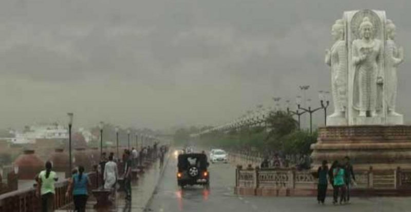 Lucknow Weather Today: लखनऊ में झमाझम बारिश शुरू, मौसम हुआ खुशनुमा