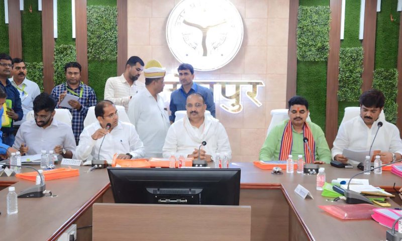 Jaunpur News: प्रभारी मंत्री की समीक्षा बैठक में आल इज वेल, जानें क्या-क्या दिए निर्देश