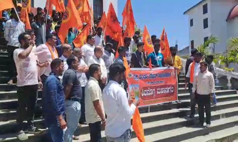 Karnataka Azaan Controversy: कर्नाटक में अजान पर घमासान जारी, बजरंग दल ने कमिश्नर दफ्तर के बाहर छिड़का गोमूत्र