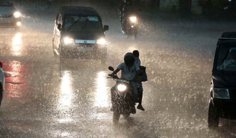 Lucknow Weather Today: लखनऊ में भारी बारिश और आंधी का अलर्ट, किसान अभी से परेशान...हवाओं ने बढ़ाई ठंड