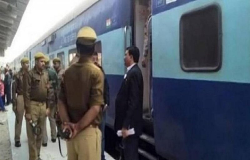 ट्रेन में मुफ्त यात्रा और रेल कर्मियों से अभद्रता करने वाले पुलिसवालों से रेलवे परेशान ! DRM ने UP DGP को लिखा पत्र