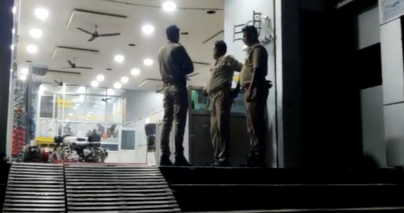 Jalaun News: एंटी करप्शन टीम ने बैंक मैनेजर को रिश्वत लेते हुए रंगे हाथ पकड़ा
