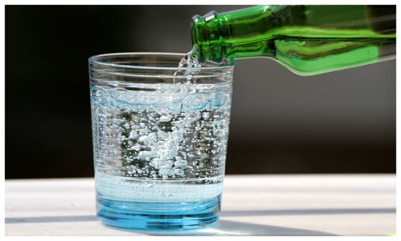 Carbonated Water: कार्बोनेटेड पानी अच्छा है या बुरा? जानें सबकुछ