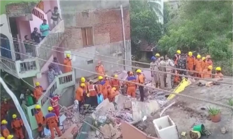 Andhra Pradesh News: विशाखापत्तनम में तीन मंजिला इमारत गिरने से तीन की मौत, कई घायल