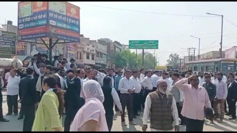 Hapur news: महिला अधिवक्ता पर केस से वकील हुए नाराज, सड़क पर जाम लगाकर किया प्रदर्शन