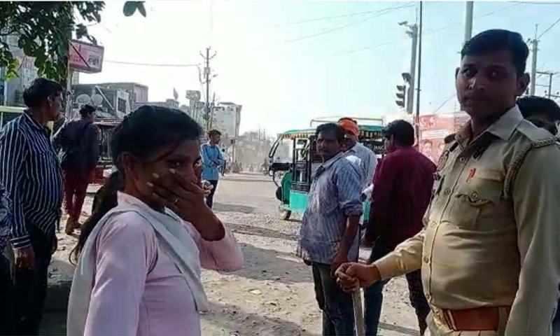 Aligarh News: छात्रा की मोबाइल लूट की शिकायत पर मौके पर पहुंची पुलिस, पर नहीं की कोई मदद