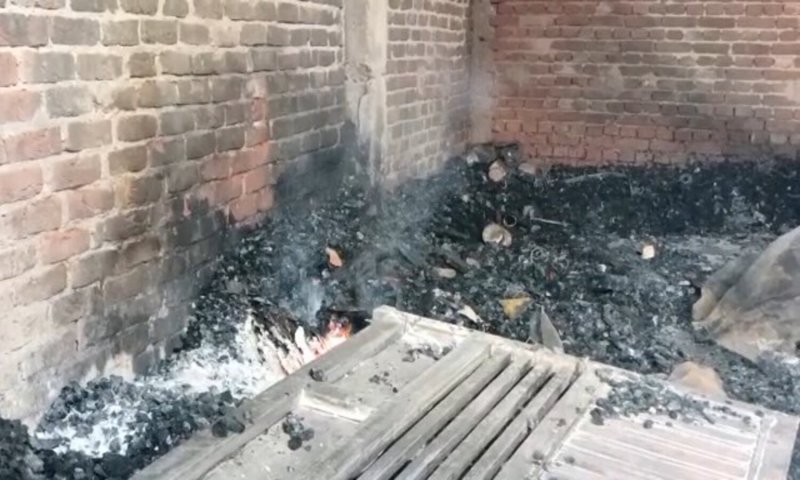 Hapur News: फर्नीचर गोदाम में आग से लाखों का नुकसान, सुबह पहुँचे मालिक ने अधजला शव देख पुलिस को दी सूचना