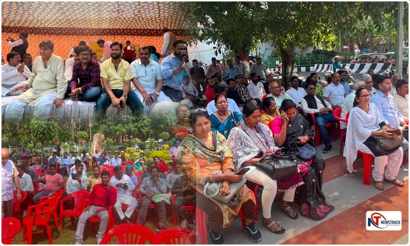 Lucknow News: उत्तर प्रदेश स्थानीय निकाय महासंघ का बिजली कर्मचारियों के समर्थन में धरना