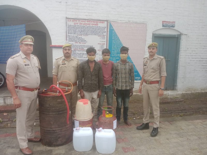 Hapur News: तीन शराब तस्कर गिरफ्तार, 40 लीटर कच्ची शराब व बनाने के उपकरण बरामद