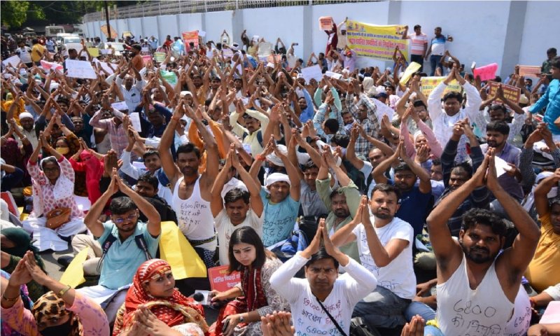 69,000 Shikshak Bharti: मंत्री संदीप सिंह से मुलाकात के बाद शिक्षक अभ्यर्थियों का प्रदर्शन खत्म, 20 दिन का मांगा समय