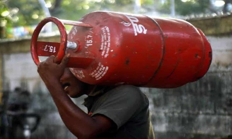 LPG Cylinder Price: सस्ता होगा घरेलू एलपीजी सिलेंडर! कॉमर्शियल पर भी 1 अप्रैल को लागू होंगे नए भाव