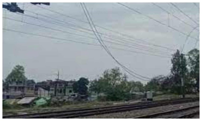 Lucknow News: ओएचई लाइन टूटने से लखनऊ-कानपुर रेल रूट ठप, रोकी गईं ट्रेनें