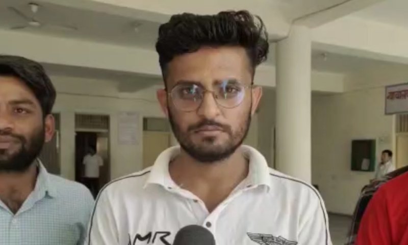 Aligarh news: एएमयू में छात्रों ने लगाया भेदभाव का आरोप, कहा- हिंदू हूं इसलिए 8 महीने बाद भी नहीं मिला हॉस्टल