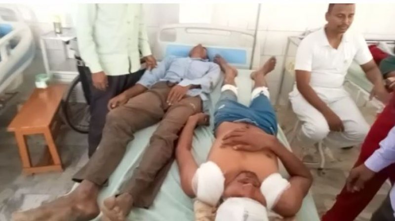 Moradabad News: निर्माण विभाग की ट्रैक्टर-ट्राली पलटी, 25 मजदूर घायल