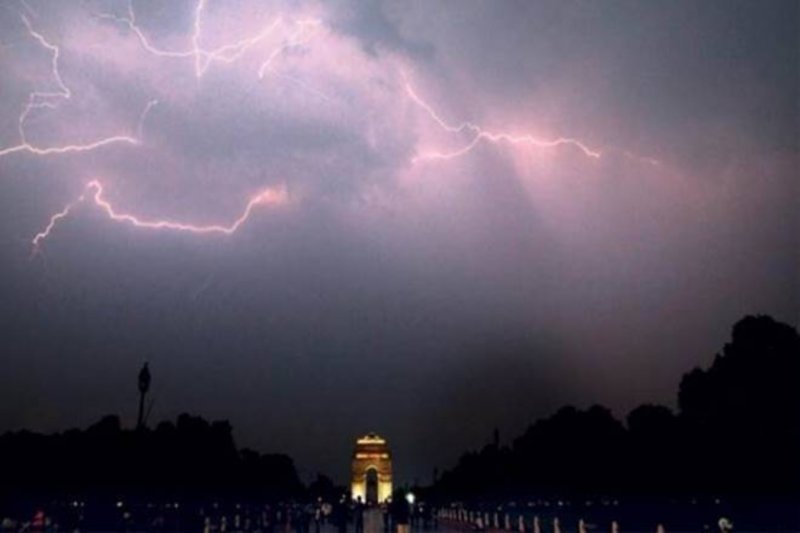 Delhi-NCR Weather: दिल्ली-एनसीआर में तेज आंधी-बारिश, तापमान में आई गिरावट...कल से UP में भी बूंदाबांदी